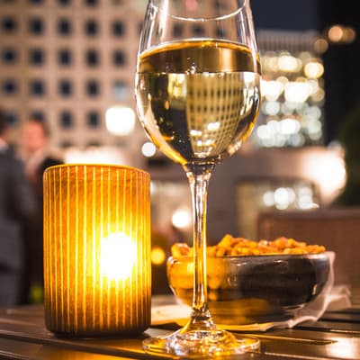 Boire un verre sur un rooftop