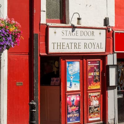 Aller au théâtre