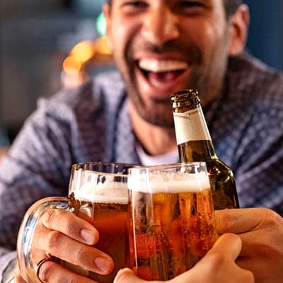 Boire un verre et faire la fête