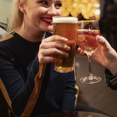 Boire un verre dans un bar caché