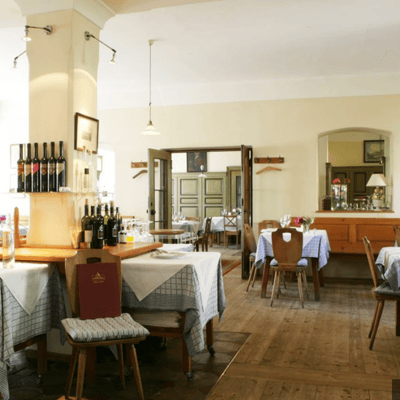 Dîner aux chandelles dans un manoir