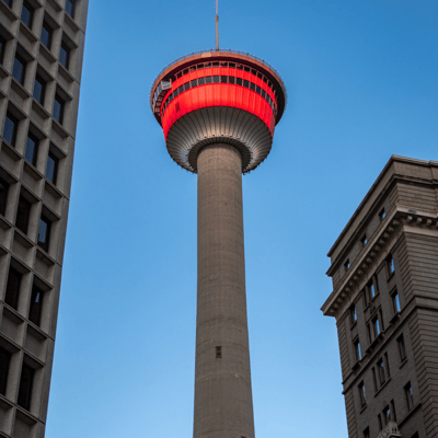 Grimper au sommet de la tour de Calgary