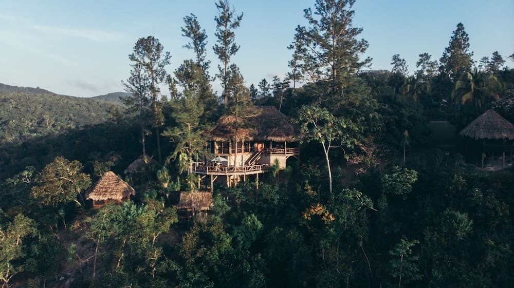 gaia-riverlodge-luxe-nature-mountain-pine
