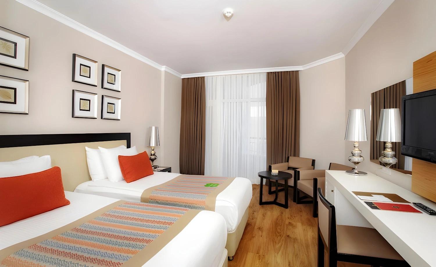 Chambre double confortable à l'Akka Alinda avec décoration moderne