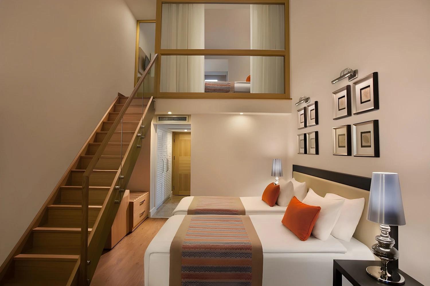 Chambre en duplex moderne à l'Akka Alinda avec escalier en bois