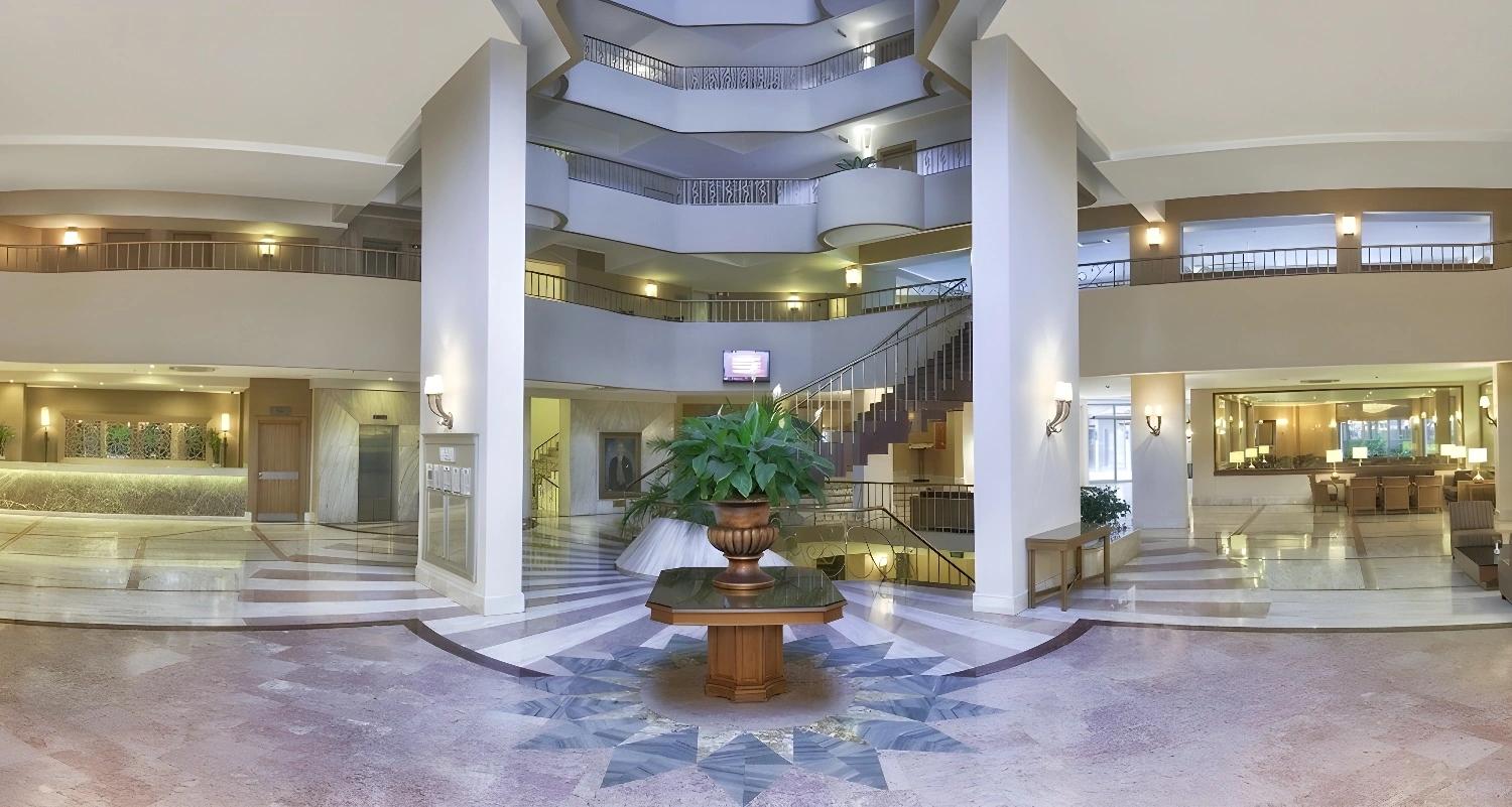 Hall d'entrée spacieux de l'Akka Alinda avec décoration élégante