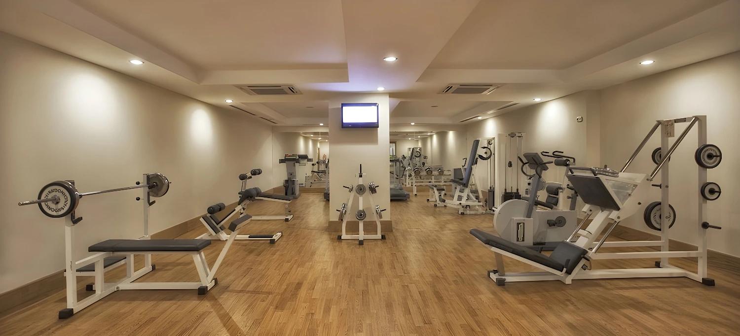 Salle de sport bien équipée à l'Akka Alinda