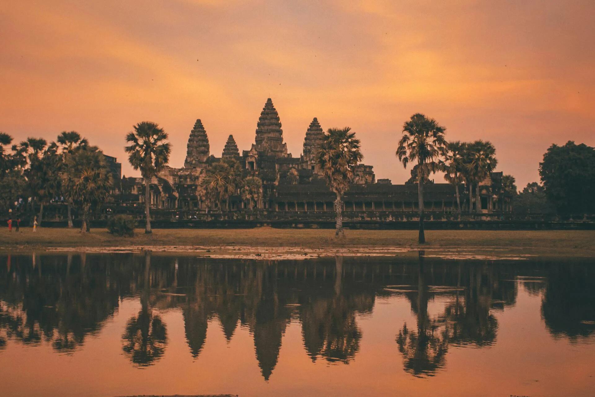 Angkor Wat au coucher du soleil avec un ciel orangé, Racines et récits