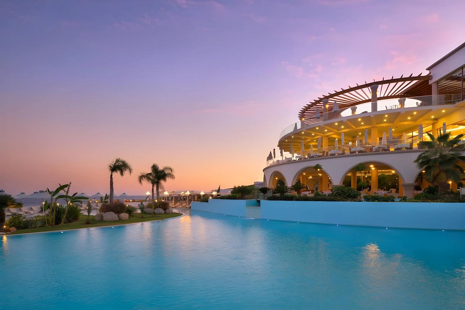 Architecture élégante de l'Atrium Prestige Thalasso au crépuscule.