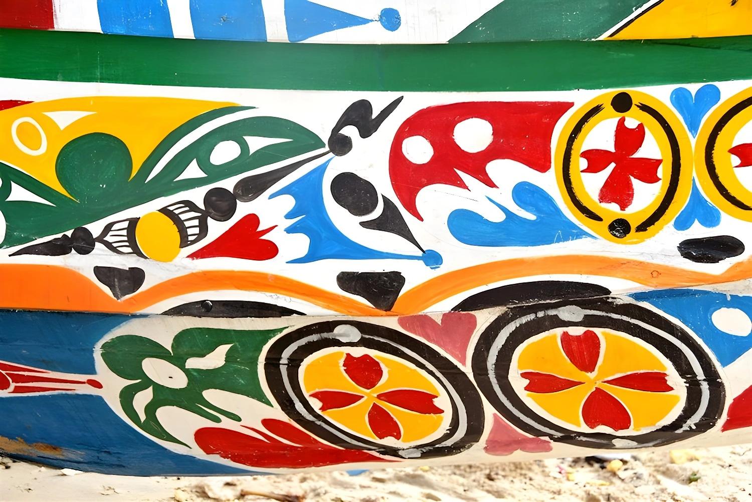 Art coloré sur une pirogue, symbolique de Saint Louis et le désert en famille.