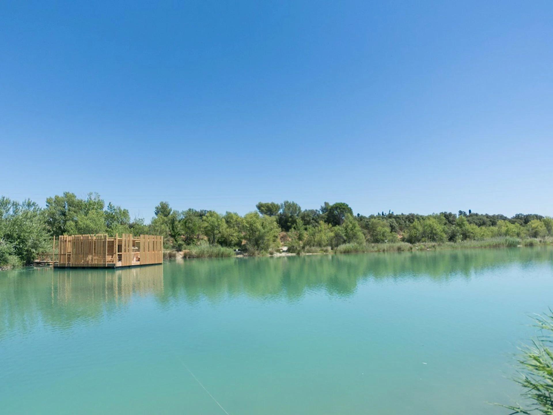 Balcon en bois du Coucoo Grands Cépages avec mobilier extérieur