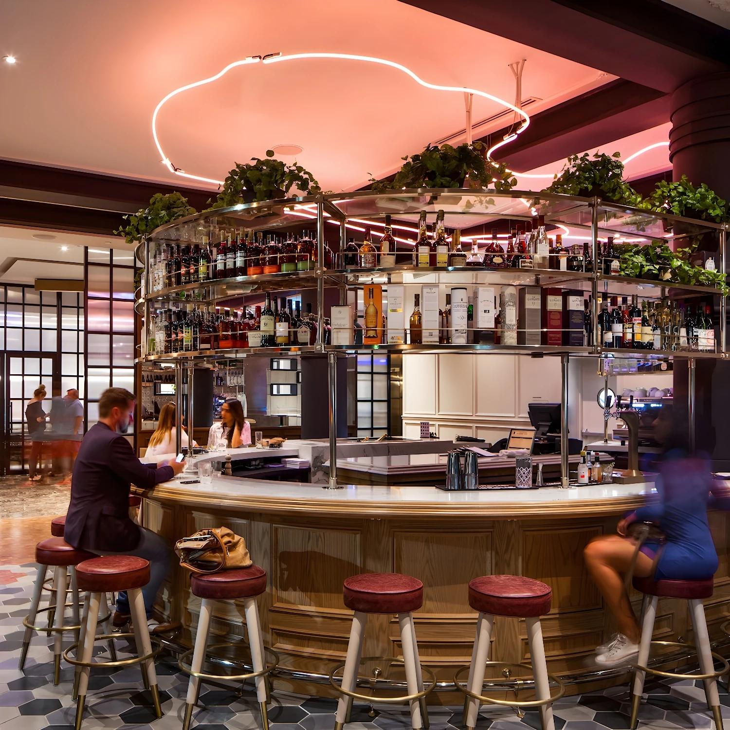 Bar chic et moderne du The Broadview Hotel avec éclairage néon.