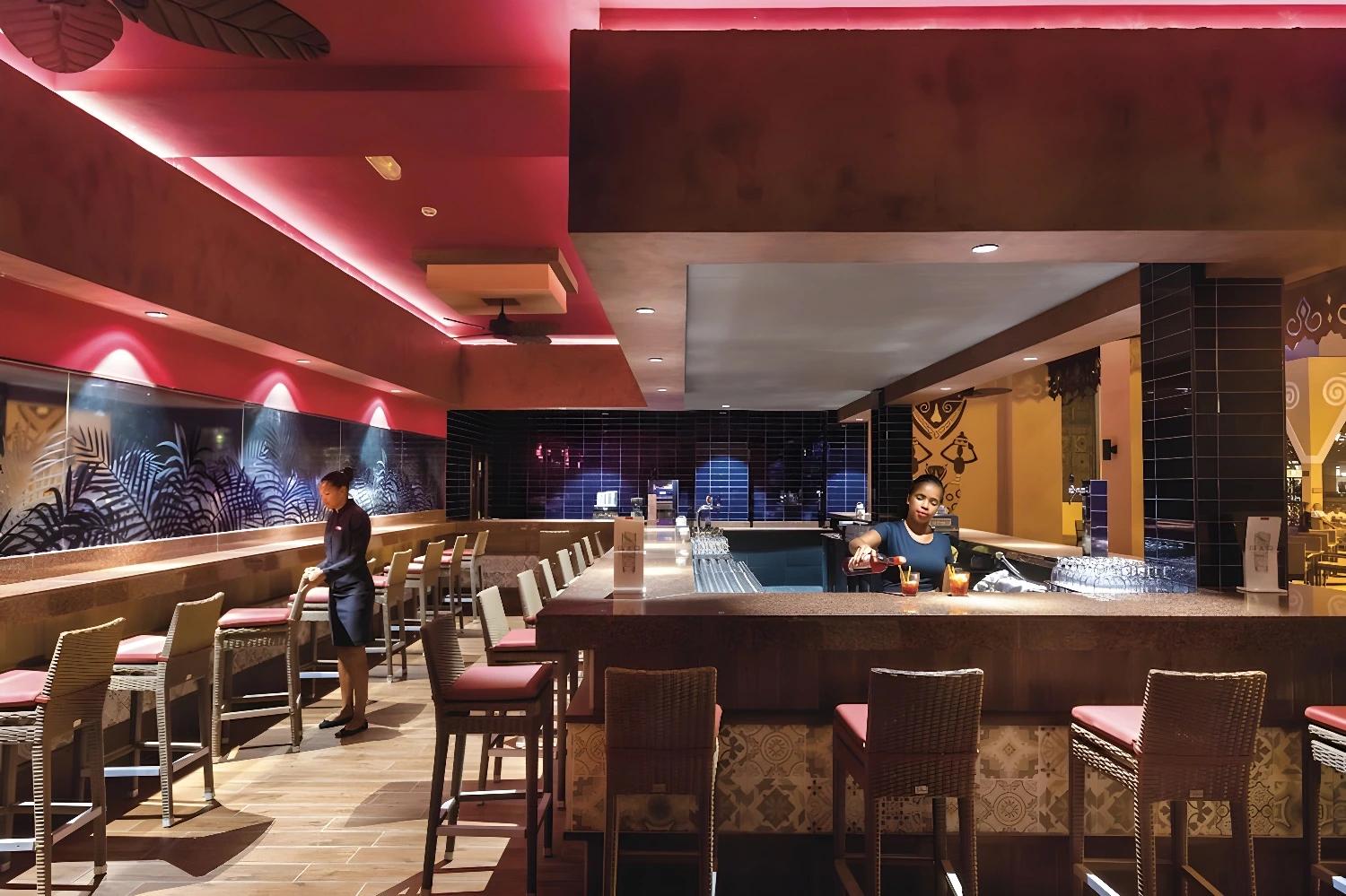 Bar du Riu Cabo Verde - Adult Only avec ambiance chaleureuse.