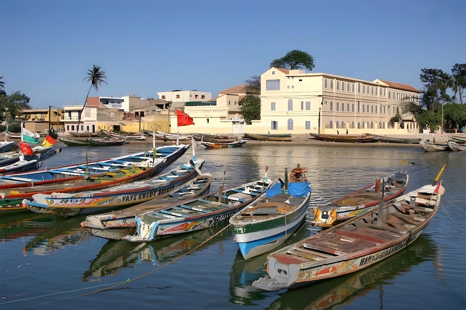 Barques colorées sur un quai, symbolisant la culture locale pour