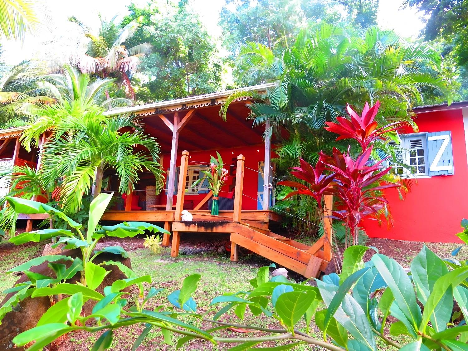 Bungalow entouré de plantes tropicales à Caraib Bay