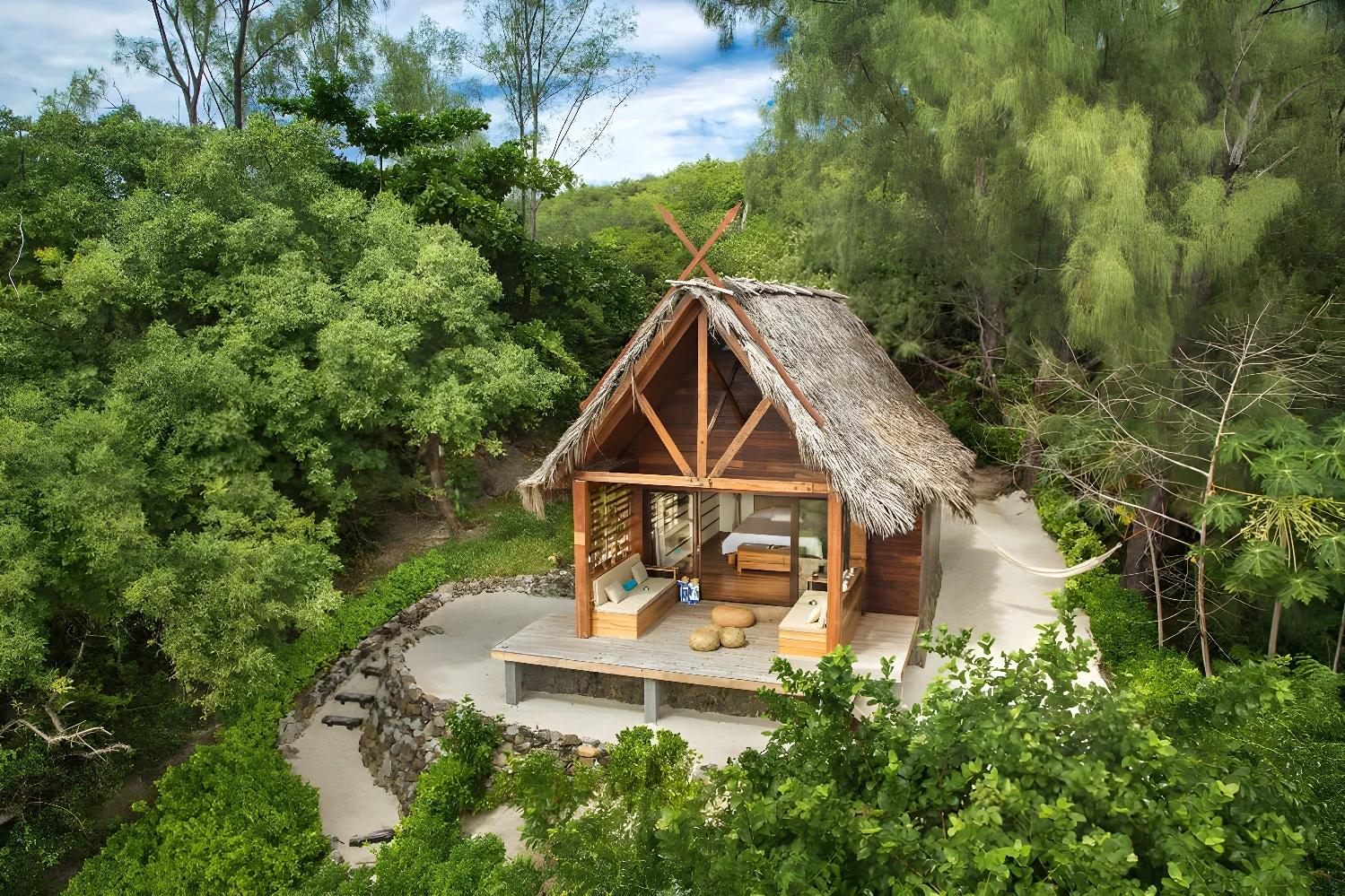 Bungalow en bois entouré de verdure à Constance Tsarabanjina Madagascar.