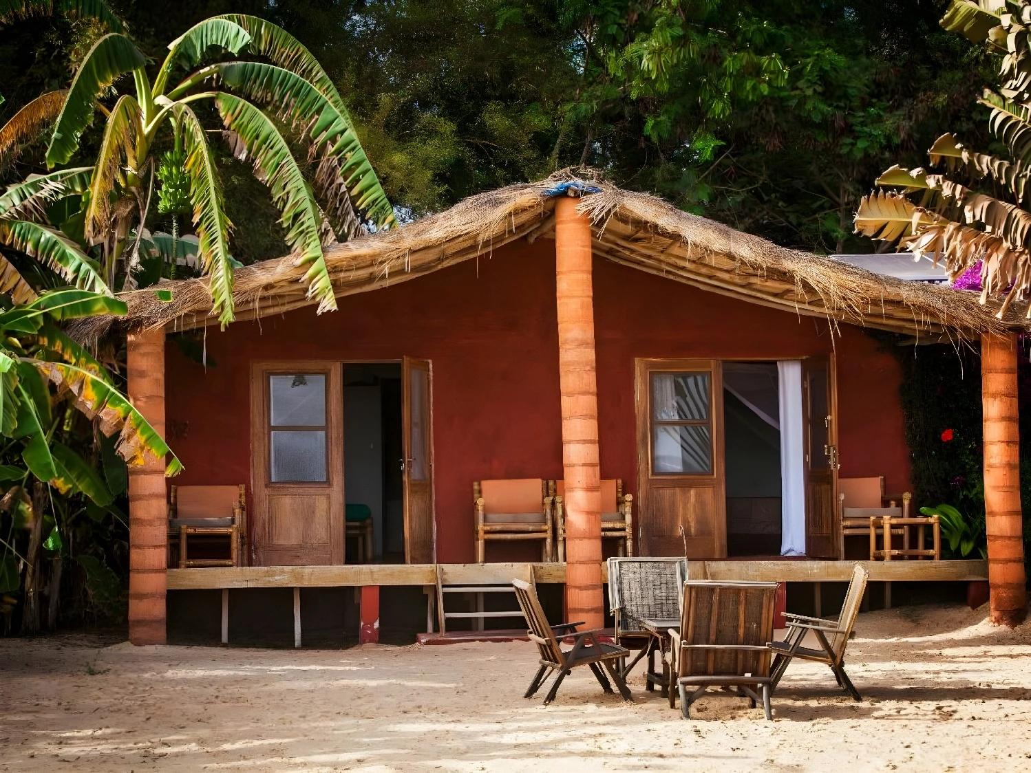 Bungalow traditionnel entouré de végétation luxuriante pour Le parfum du Saloum - 7 nuits