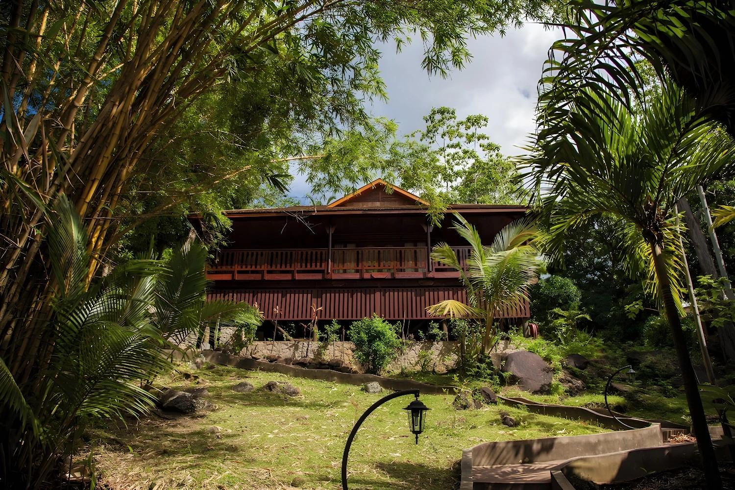 Bungalow entouré de verdure au Cerf Island Resort