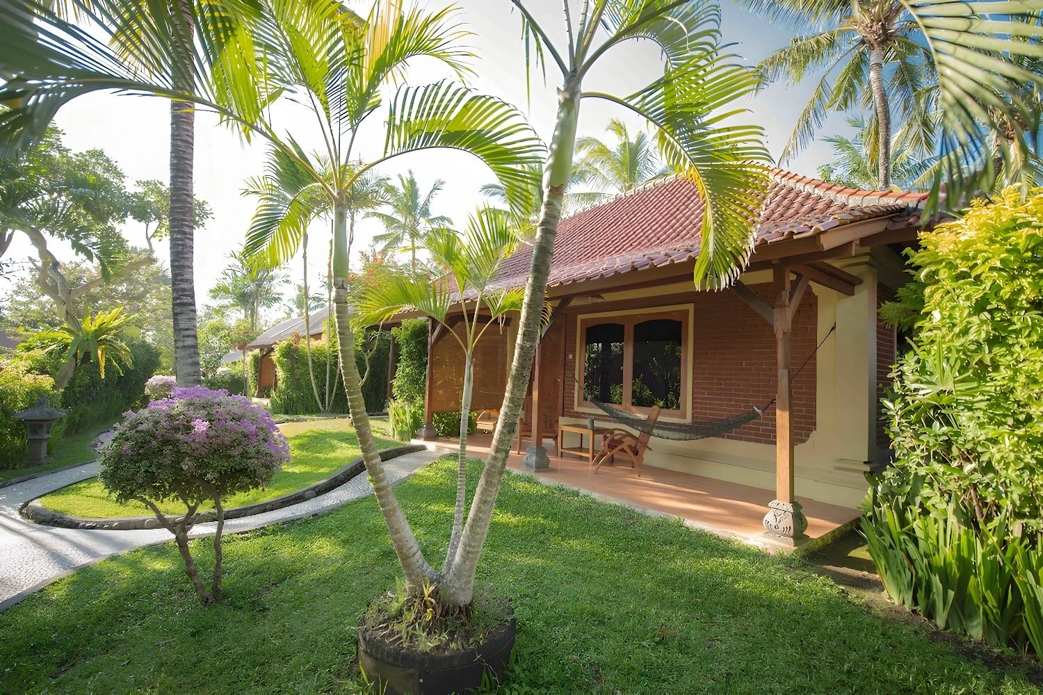 Bungalow entouré de verdure au Puri Dajuma Beach Eco-Resort & Spa