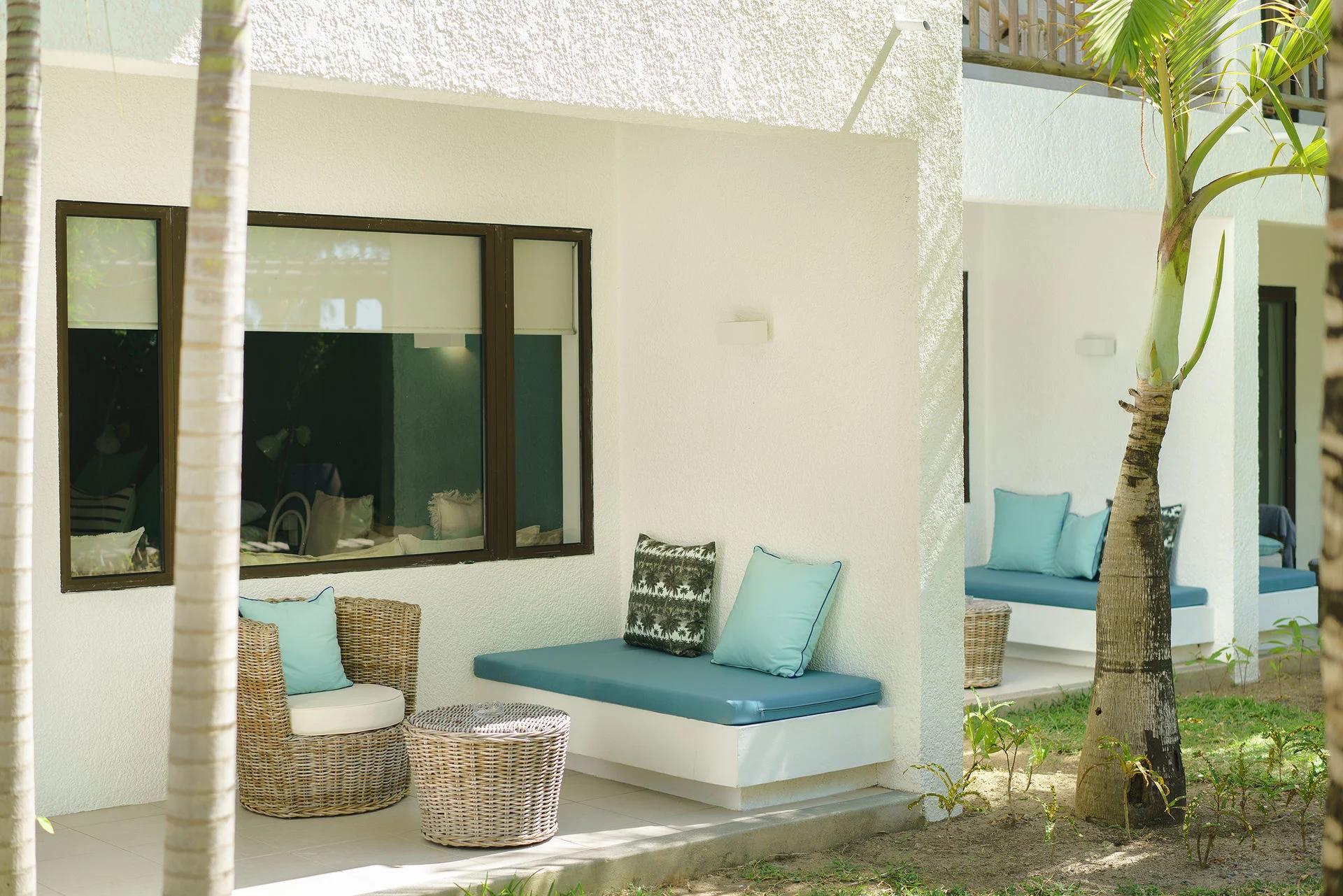 Extérieur des bungalows avec palmiers à Coin de Mire Attitude