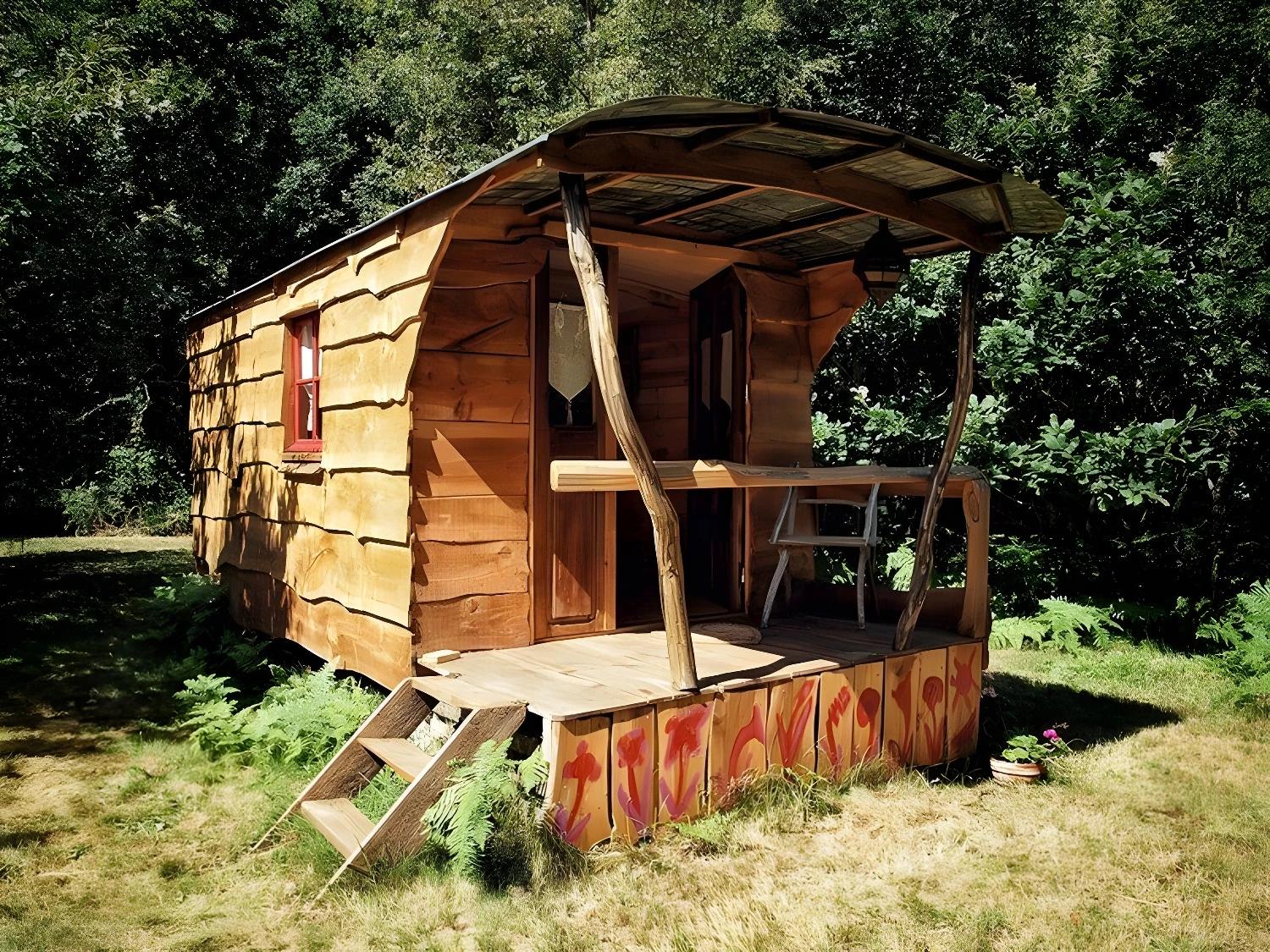 Cabane en bois du P'tit Gris des Moulins dans la forêt