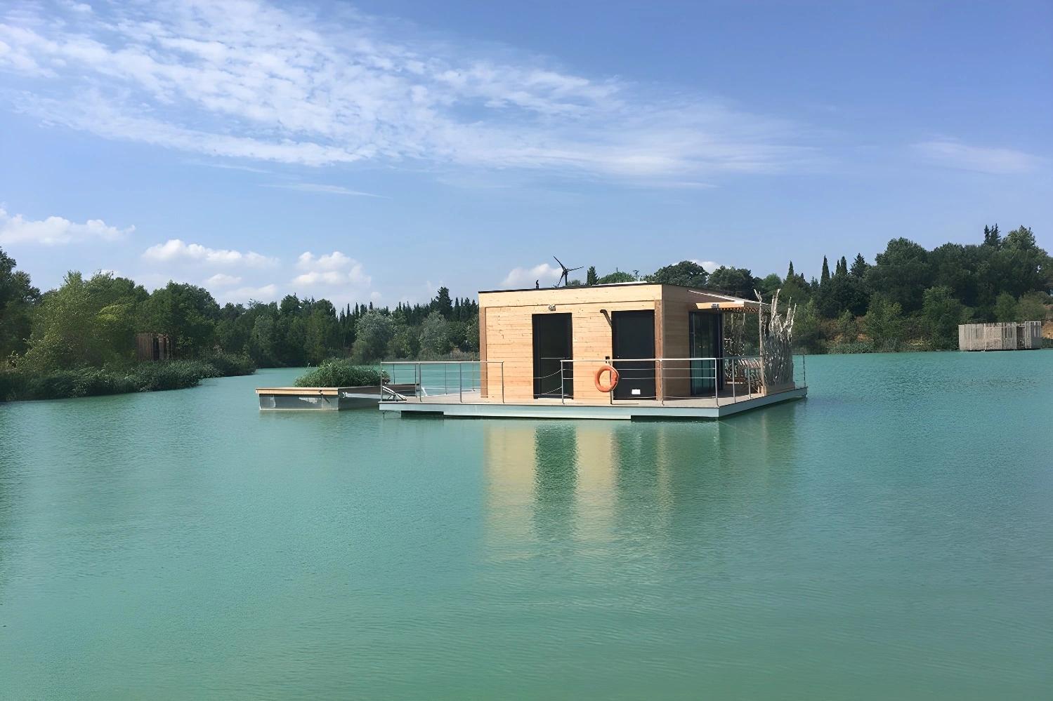 Cabane flottante du Coucoo Grands Cépages sur l'eau