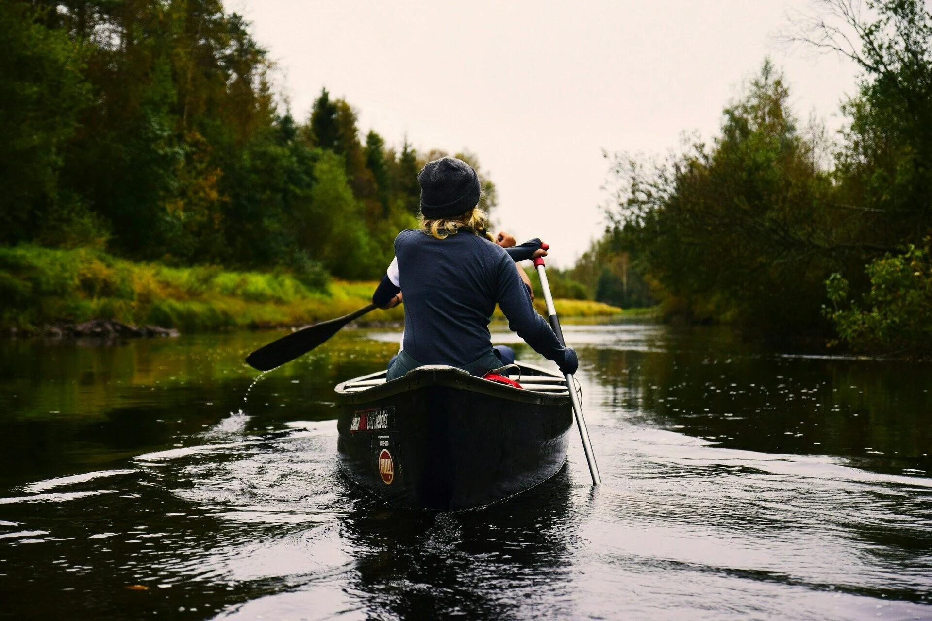 Personne pagayant en canoë sur une rivière en Laponie, Rêves d'été en Laponie