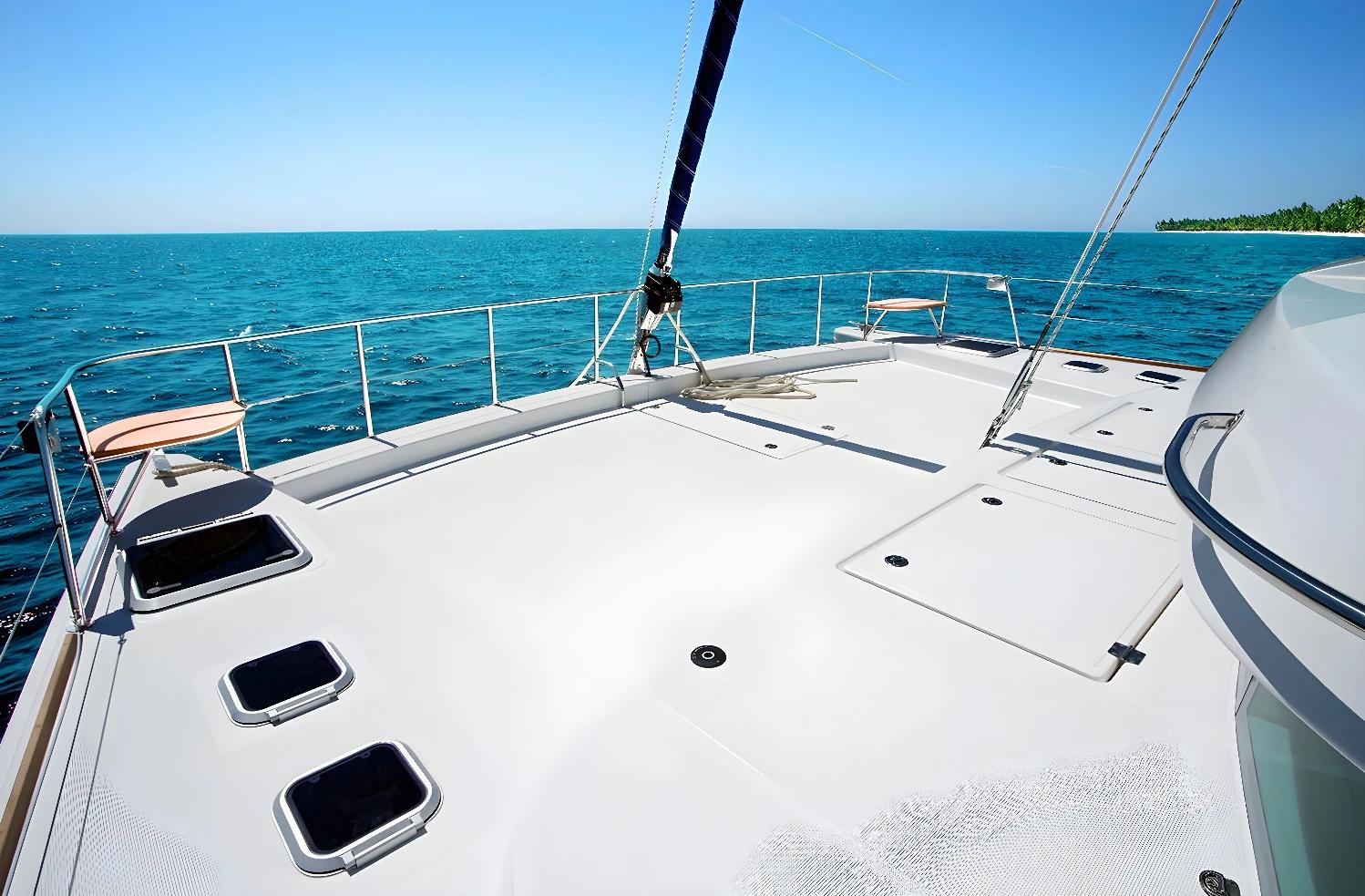 Catamaran Catlante naviguant sur l'océan aux Seychelles