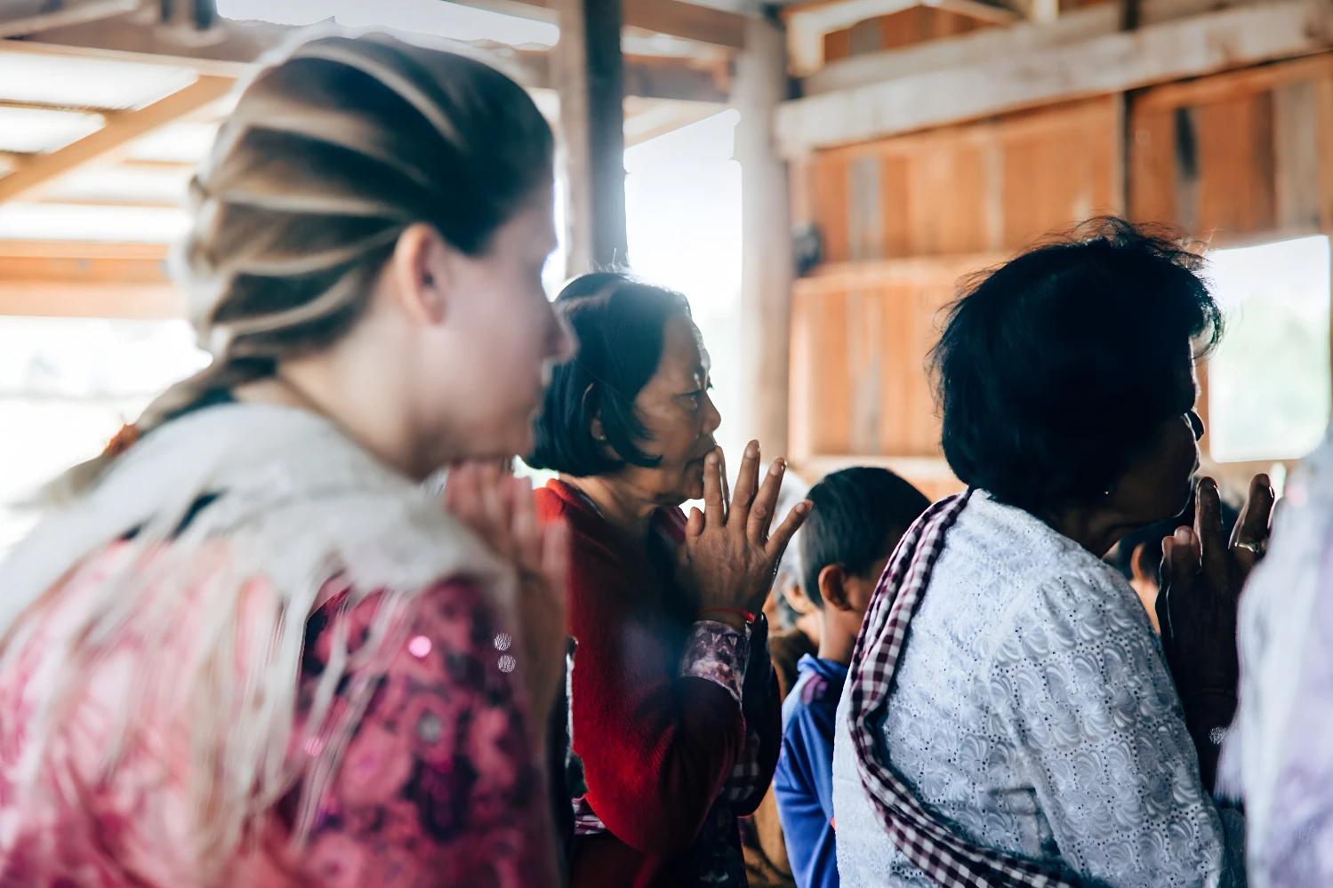Participants à une cérémonie traditionnelle lors de l'Immersion Khmère