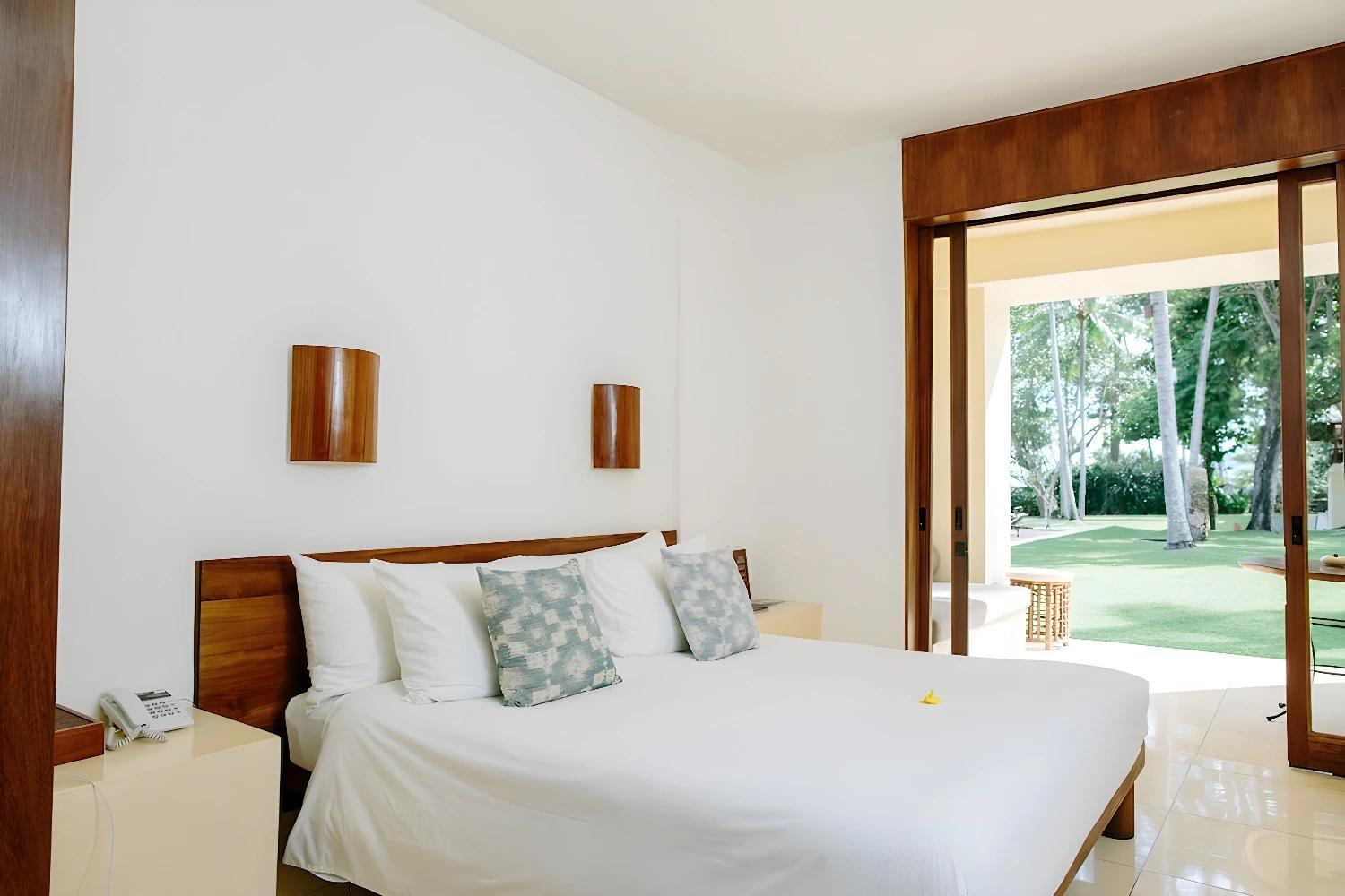 Chambre lumineuse avec vue sur le jardin à Alila Manggis