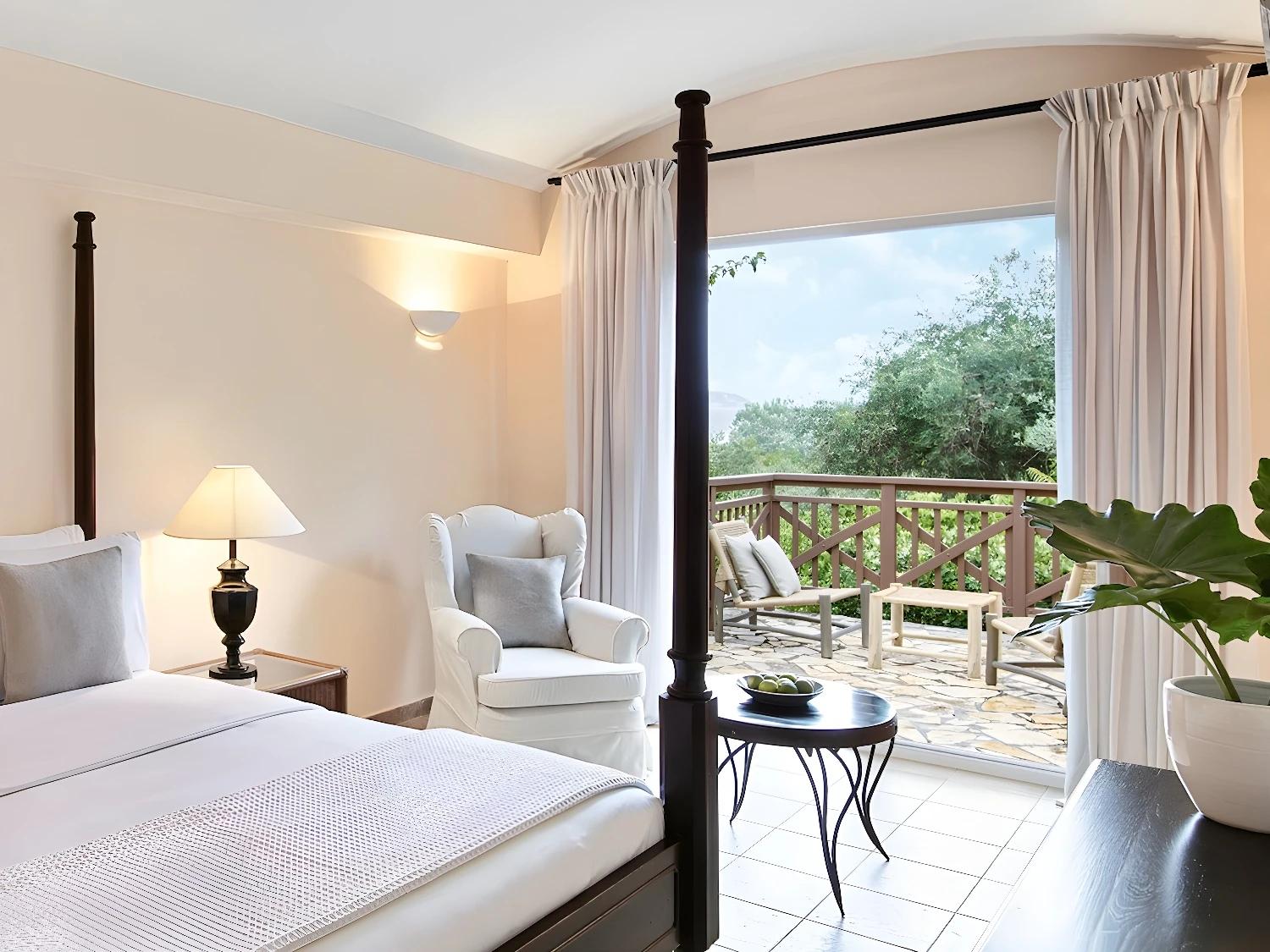 Chambre élégante avec balcon au Annabelle Beach Resort.