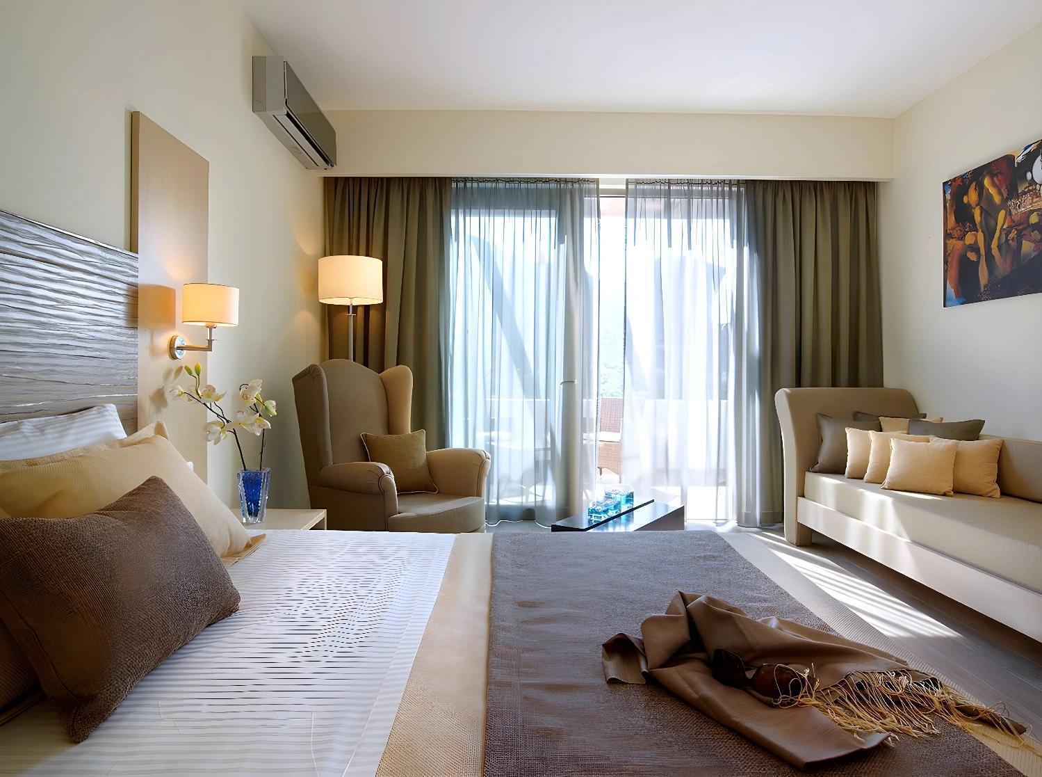 Chambre élégante avec vue sur le balcon au Filion Suites Resort & Spa.