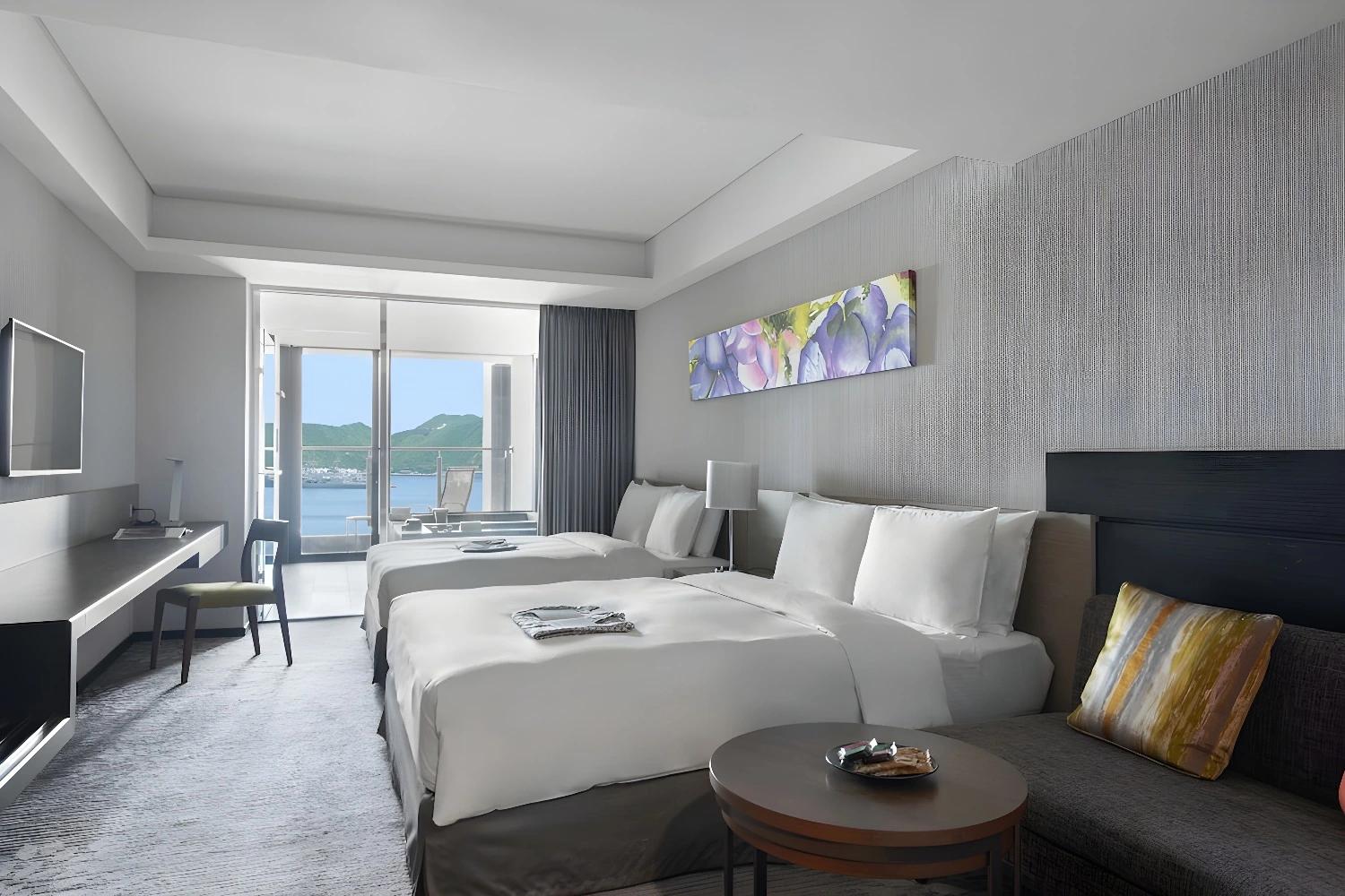 Chambre spacieuse avec balcon et vue sur la mer au Lakeshore Hotel Suao