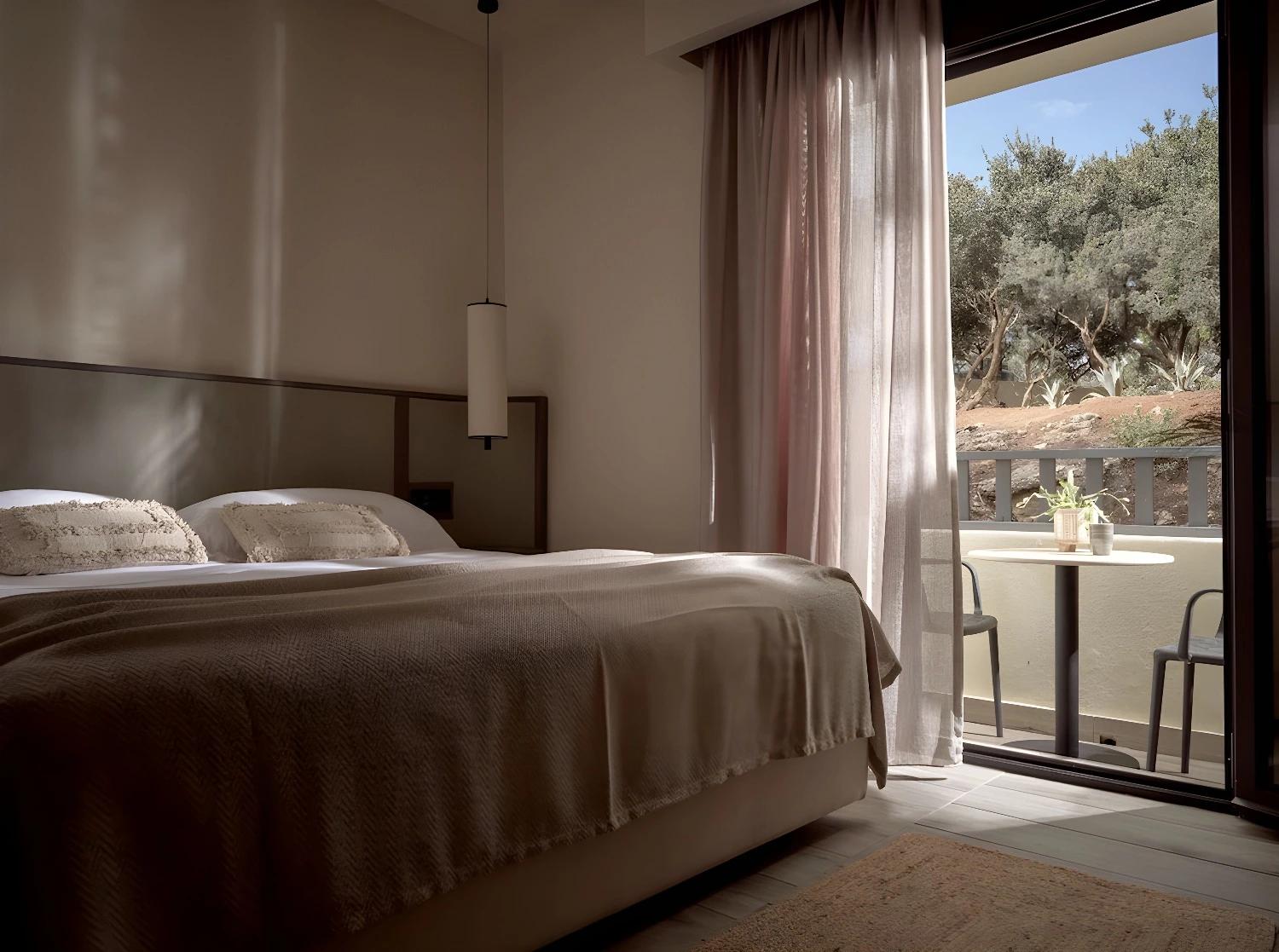 Chambre avec balcon et vue sur la nature au Numo Ierapetra Beach Resort Crete, Curio Collection by Hilton