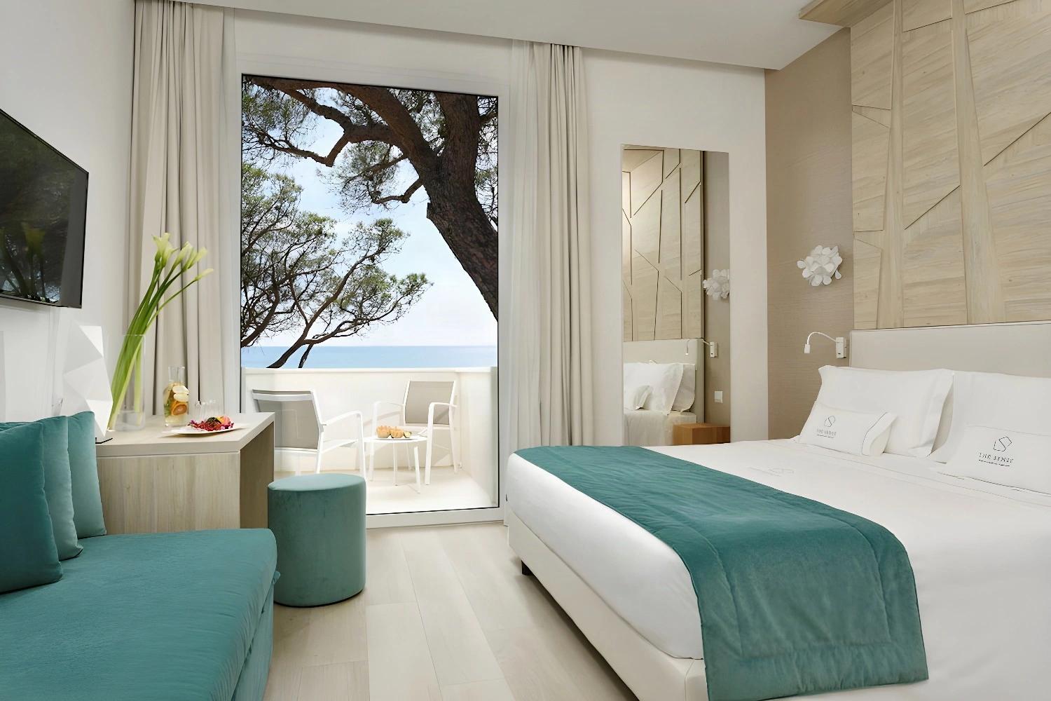 Chambre avec balcon et vue sur la mer au The Sense Experience Resort