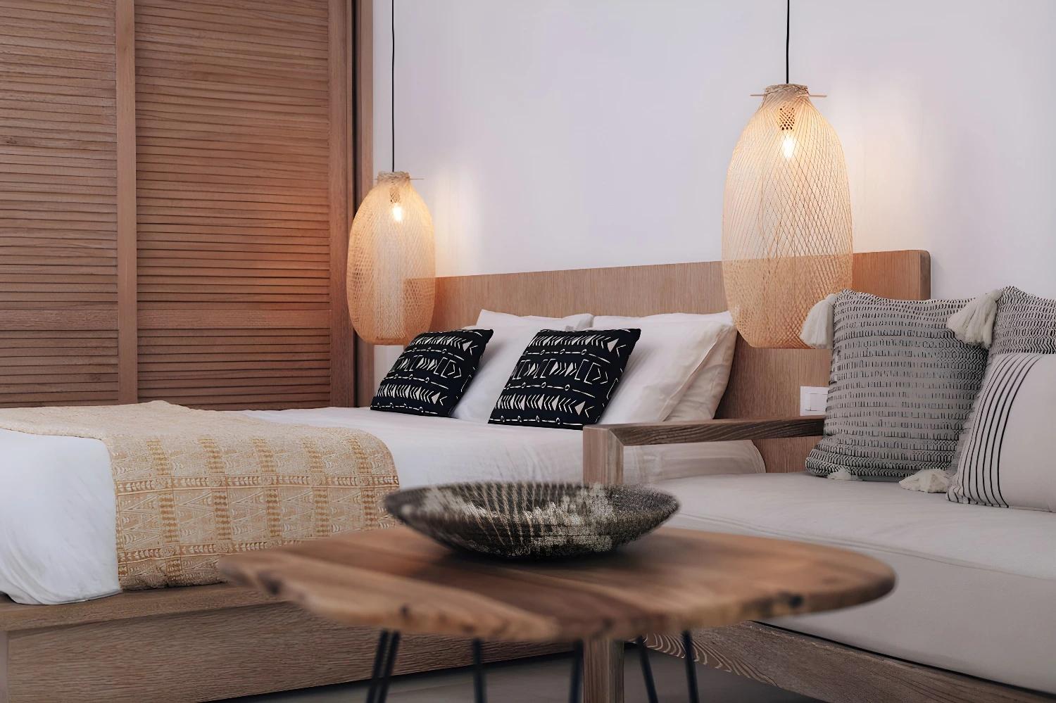 Chambre élégante avec décoration en bois à l'Elounda Palm Hotel