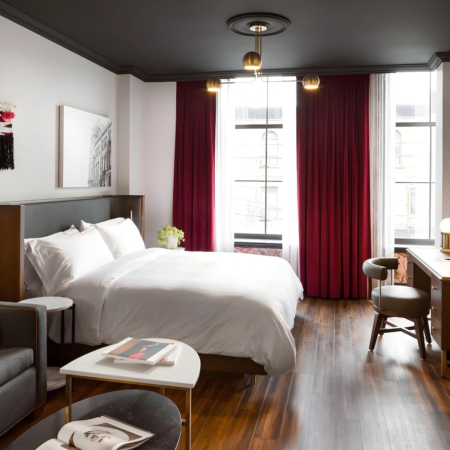 Chambre élégante et moderne du The Broadview Hotel avec lit double.