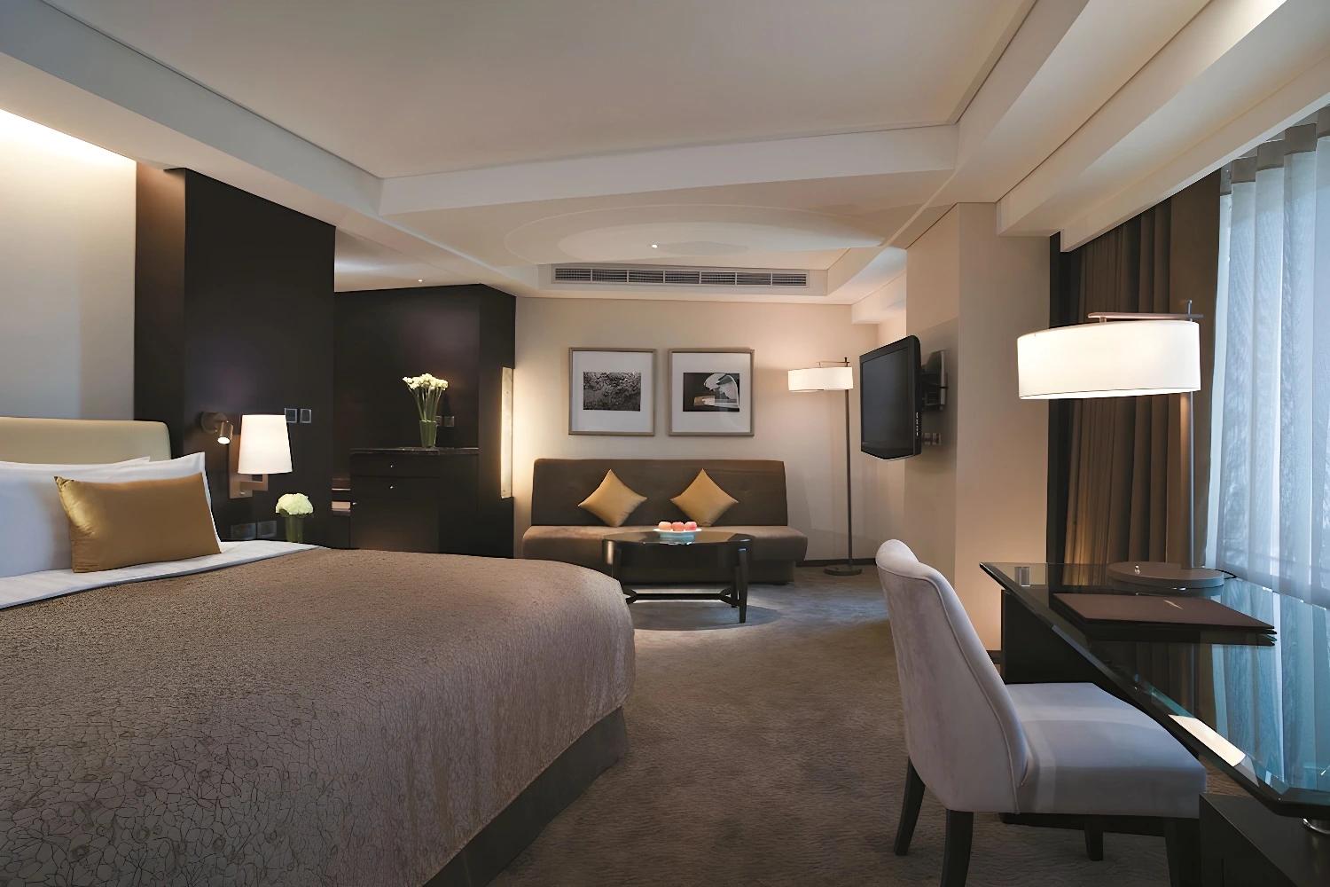Chambre avec coin salon et vue au Shangri-La's Far Eastern Plaza Hotel Tainan