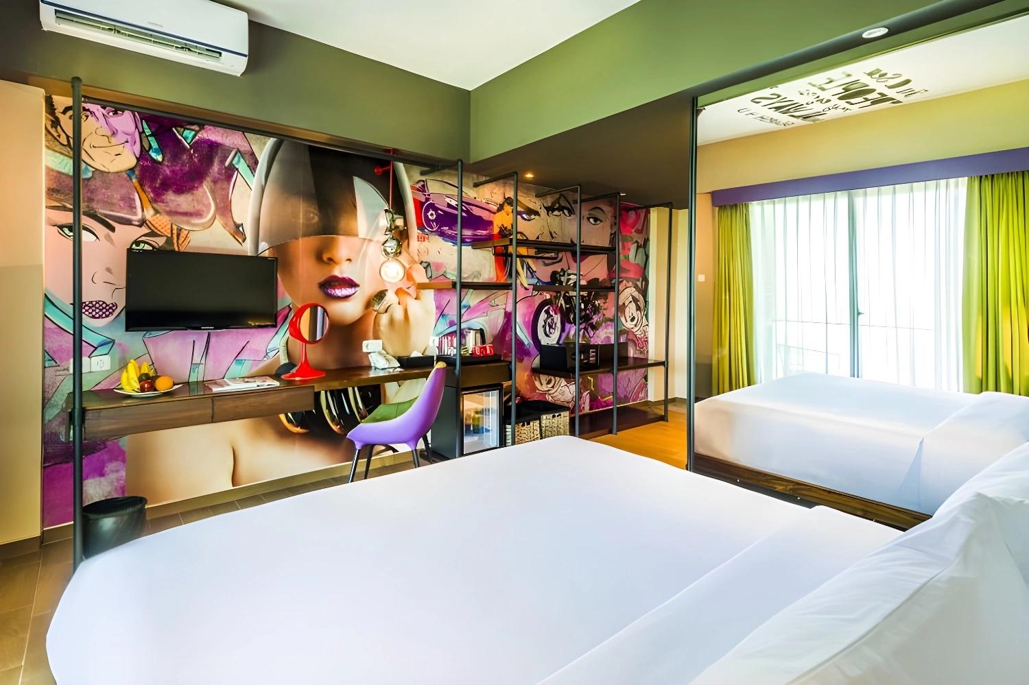 Chambre colorée du Dash Seminyak avec décoration murale artistique.