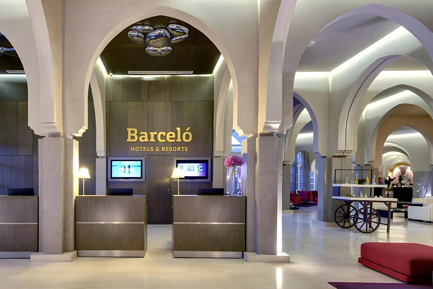 Chambre moderne et confortable à l'Ôclub Zen Barceló Palmeraie avec un grand lit.
