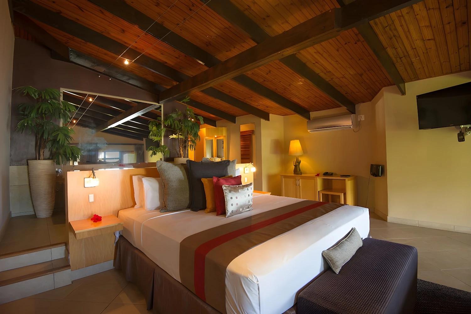 Chambre confortable au Coco de Mer & Black Parrot Suites