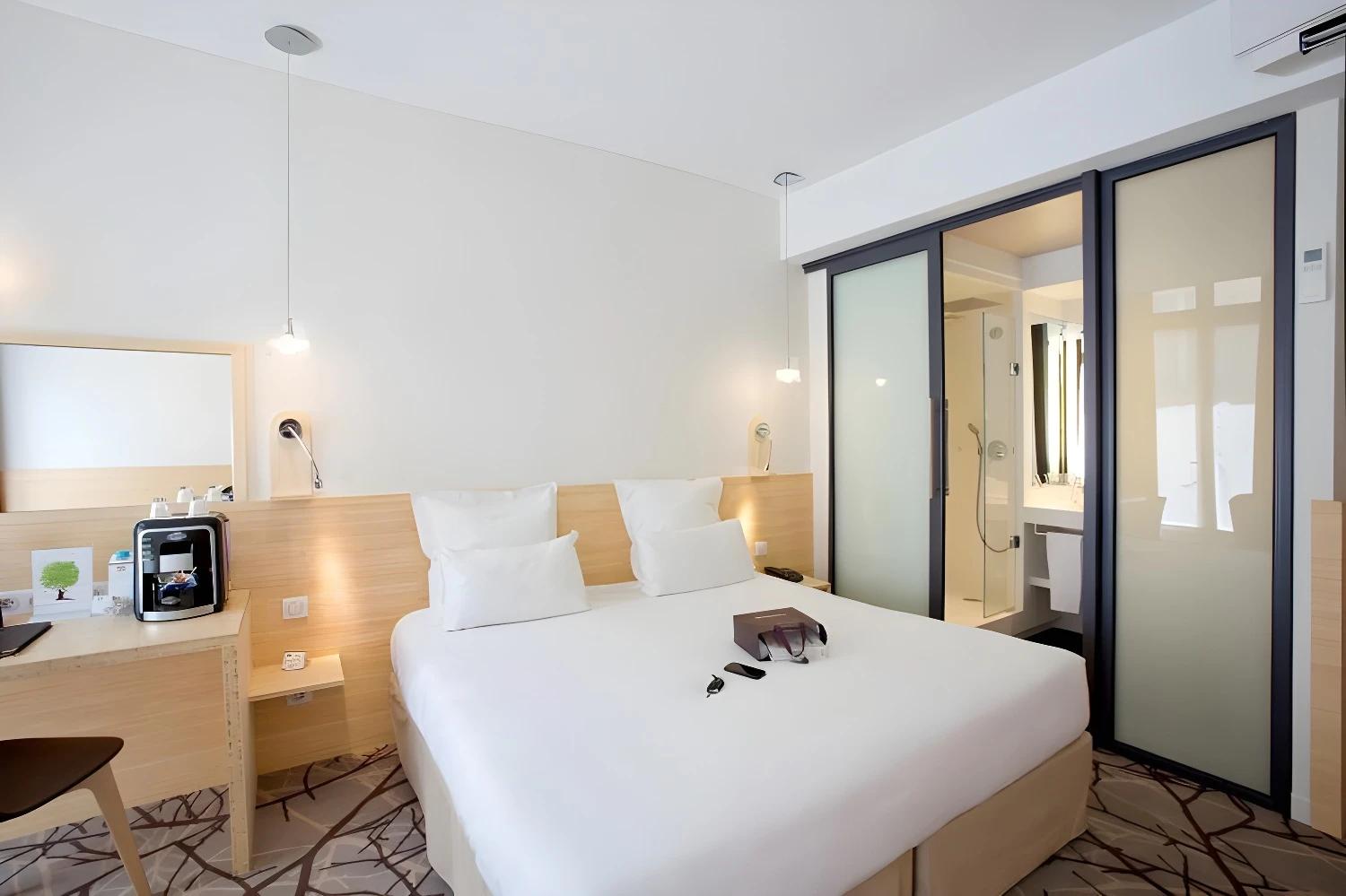 Chambre confortable du BW Grand Hôtel Français avec salle de bain attenante.