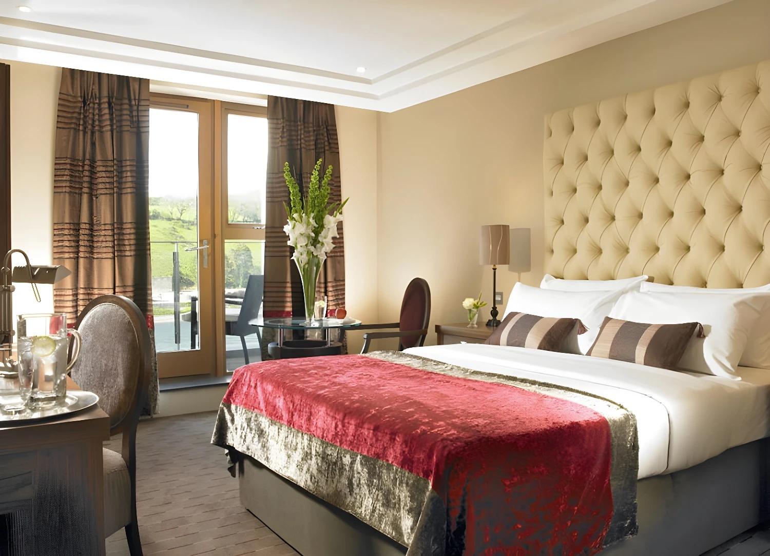 Chambre confortable avec décoration élégante au Maritime Hotel Bantry