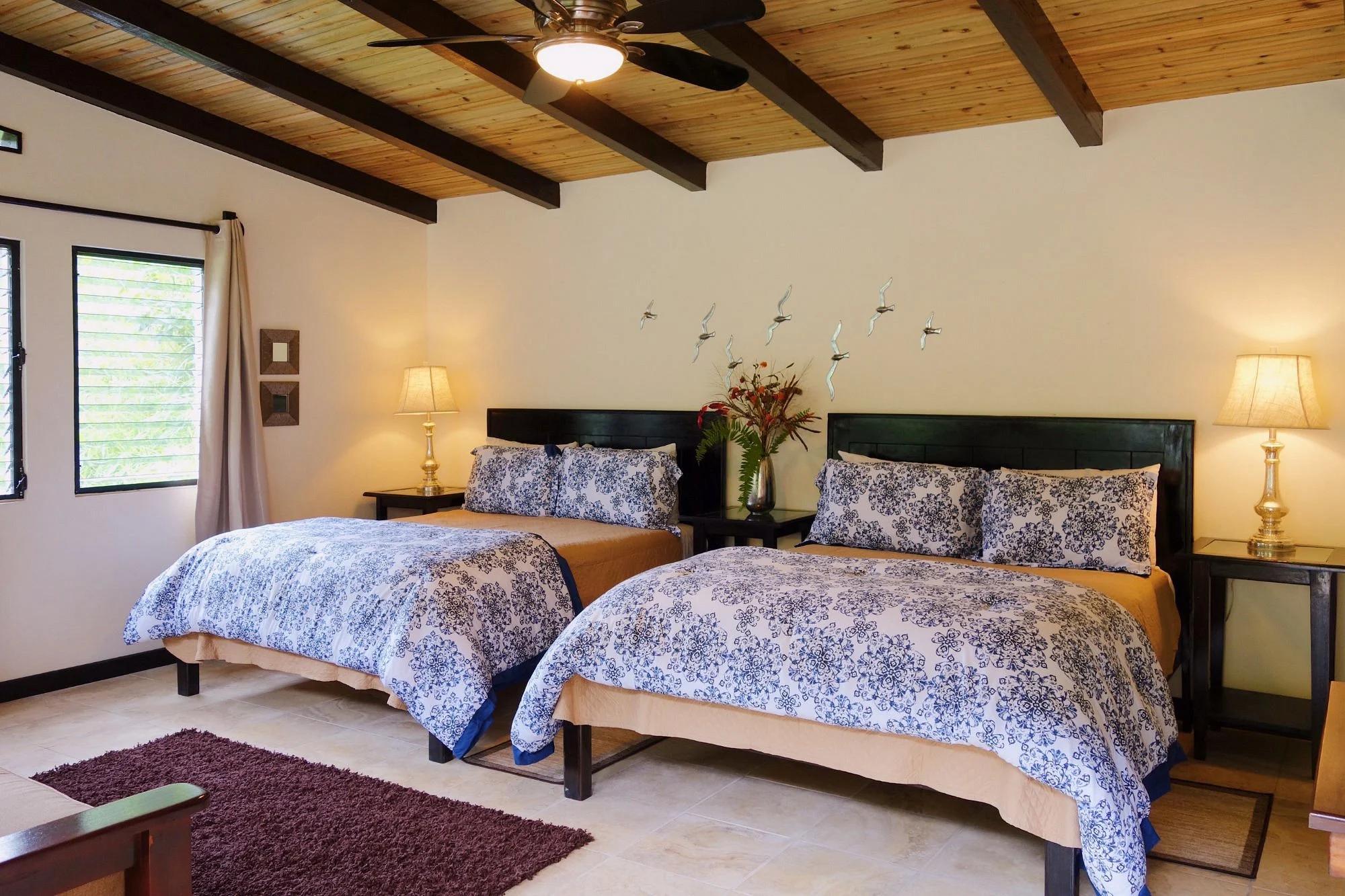 Chambre confortable avec lits doubles au Black Rock Lodge