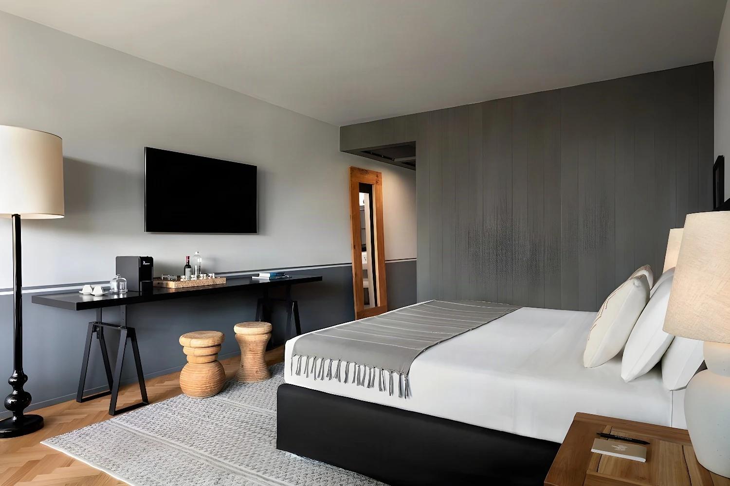 Chambre contemporaine à l'Argentario Golf Resort & Spa avec décoration moderne.