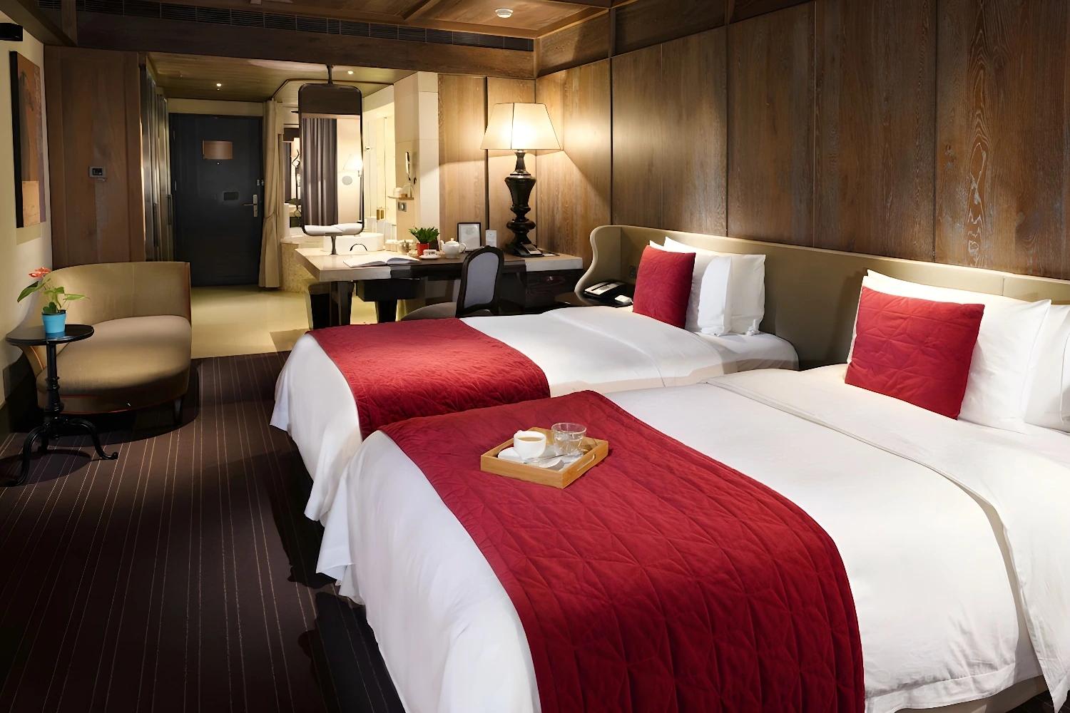 Chambre avec deux lits au Palais De Chine Hotel, offrant confort et élégance.