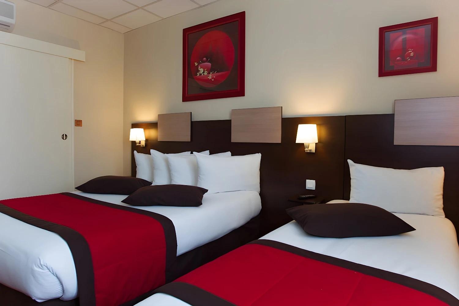 Chambre élégante avec deux lits à l'Hôtel de Champagne