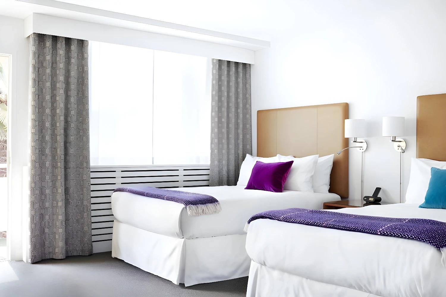 Chambre double spacieuse à l'hôtel The Burrard.