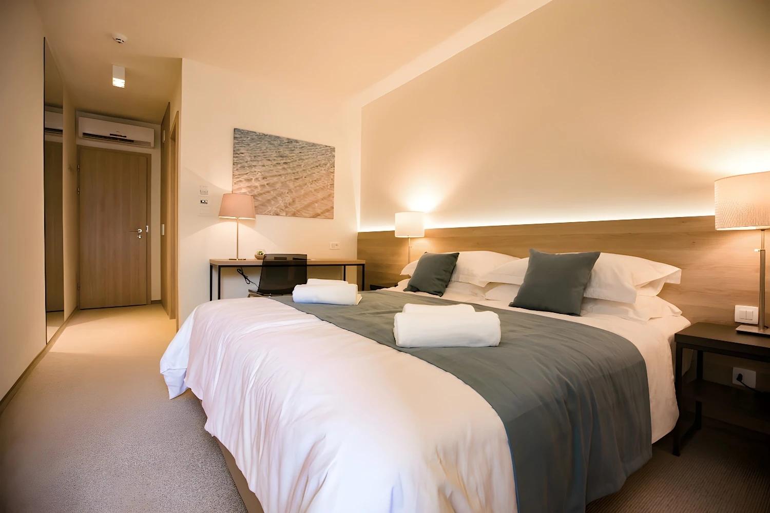 Chambre double élégante au Labranda Senses Resort avec éclairage chaleureux.