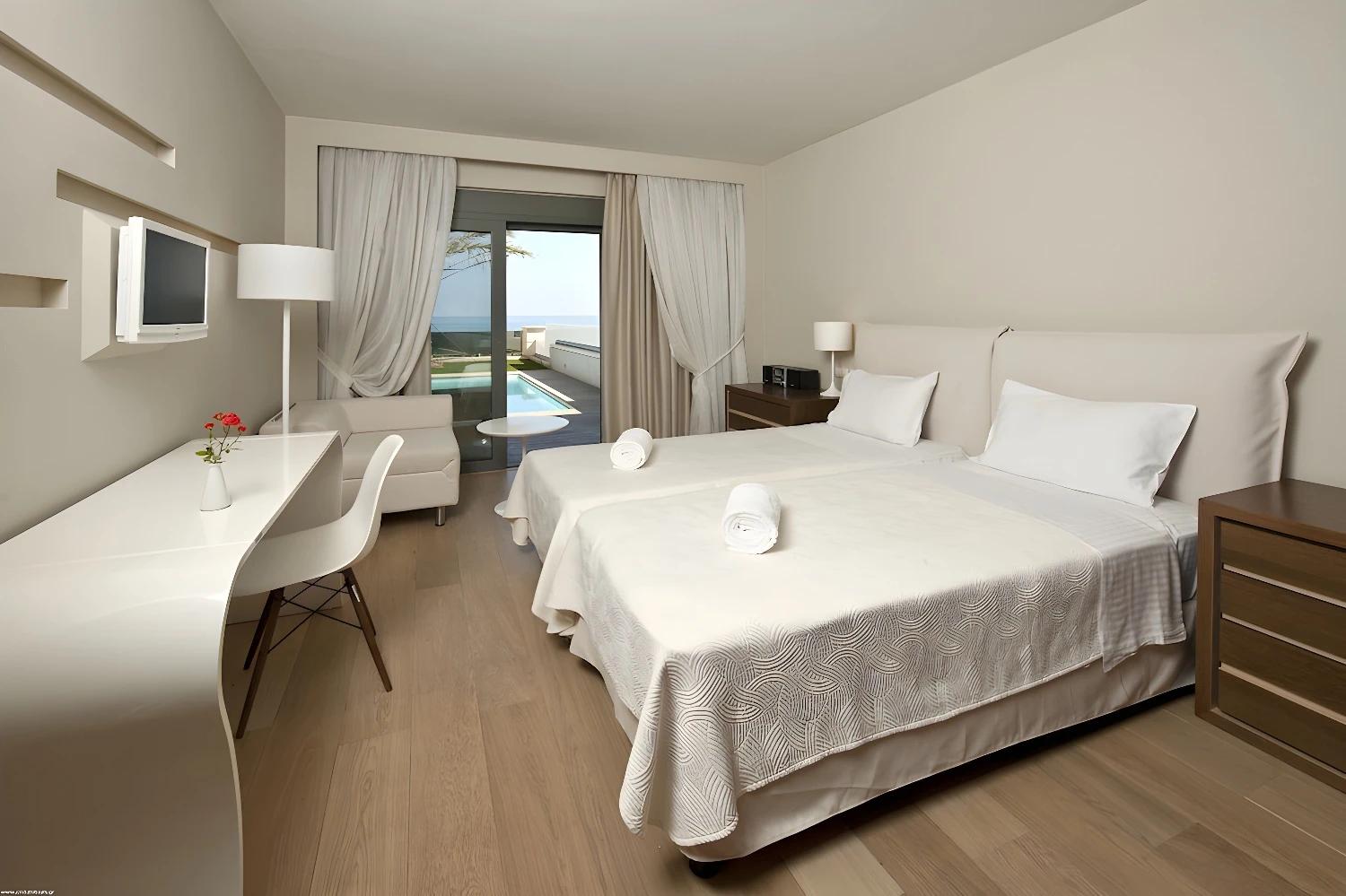 Chambre double moderne à l'Aegean Pearl avec vue sur la piscine.